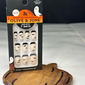 Olive & June Halloween  Short Squoval Press-On Nails, Flying Bats French